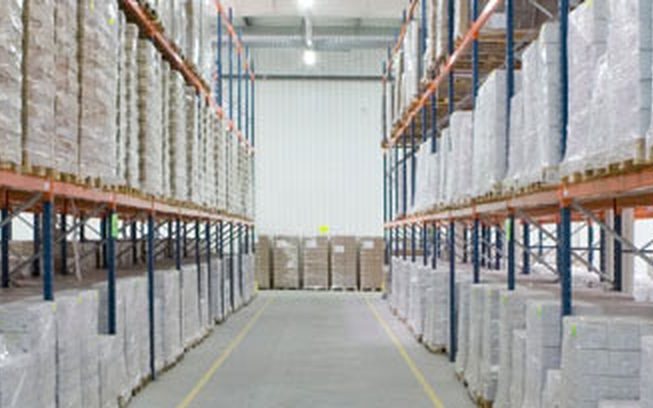 Racked pallet storage in a warehouse aisle